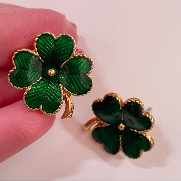 Vintage AVON St.Patrick's Day Floral Gold Tone Four Leaf Clover Spring Earrings - Picture 9 of 9